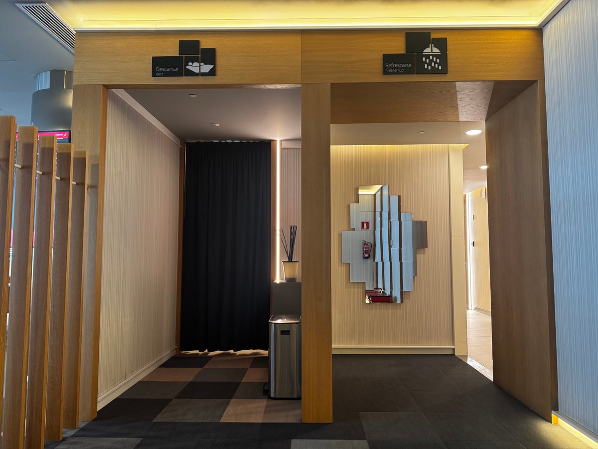 Iberia Velazquez Lounge Madrid MAD rest shower entrance