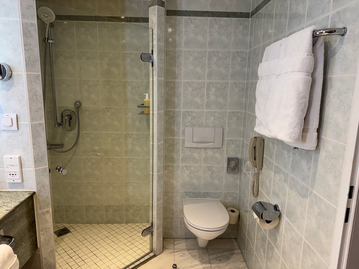 JW Marriott Bucharest Grand Hotel Executive Grand Room shower