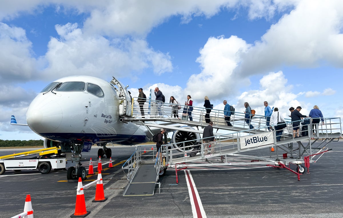 JetBlue A220 at Marthas Vineyard MVY gate ramp Image Credit Chris Hassan