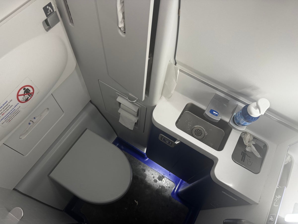 JetBlue A220 lavatory