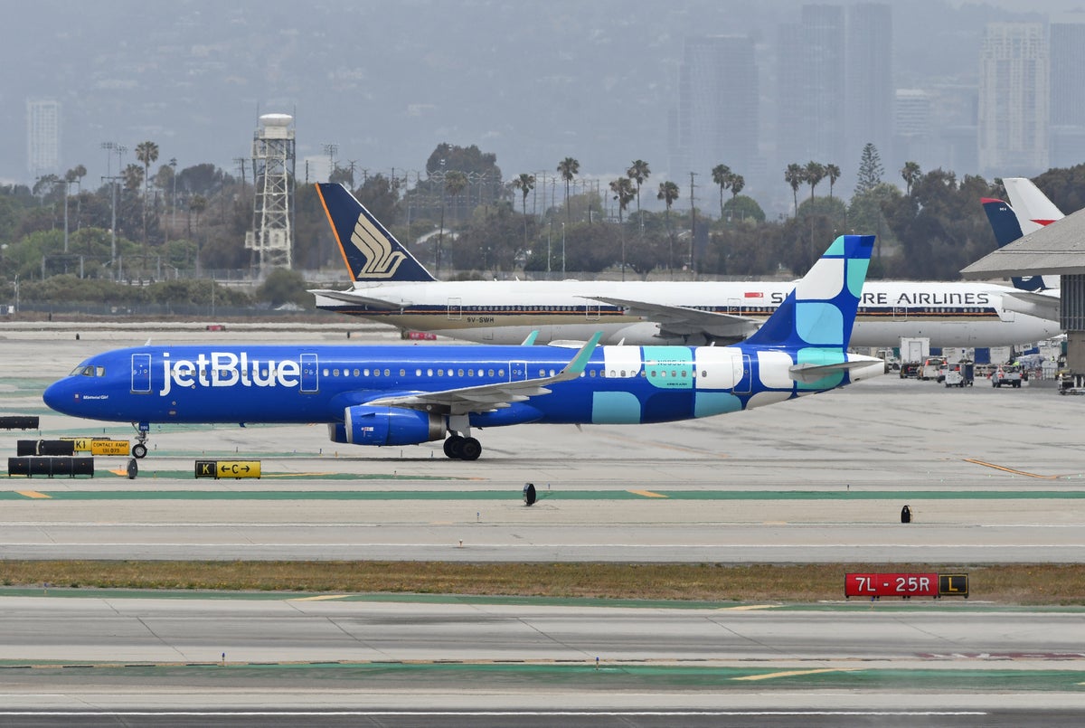 JetBlue A321 new colors taxiing LAX Singapore Airlines