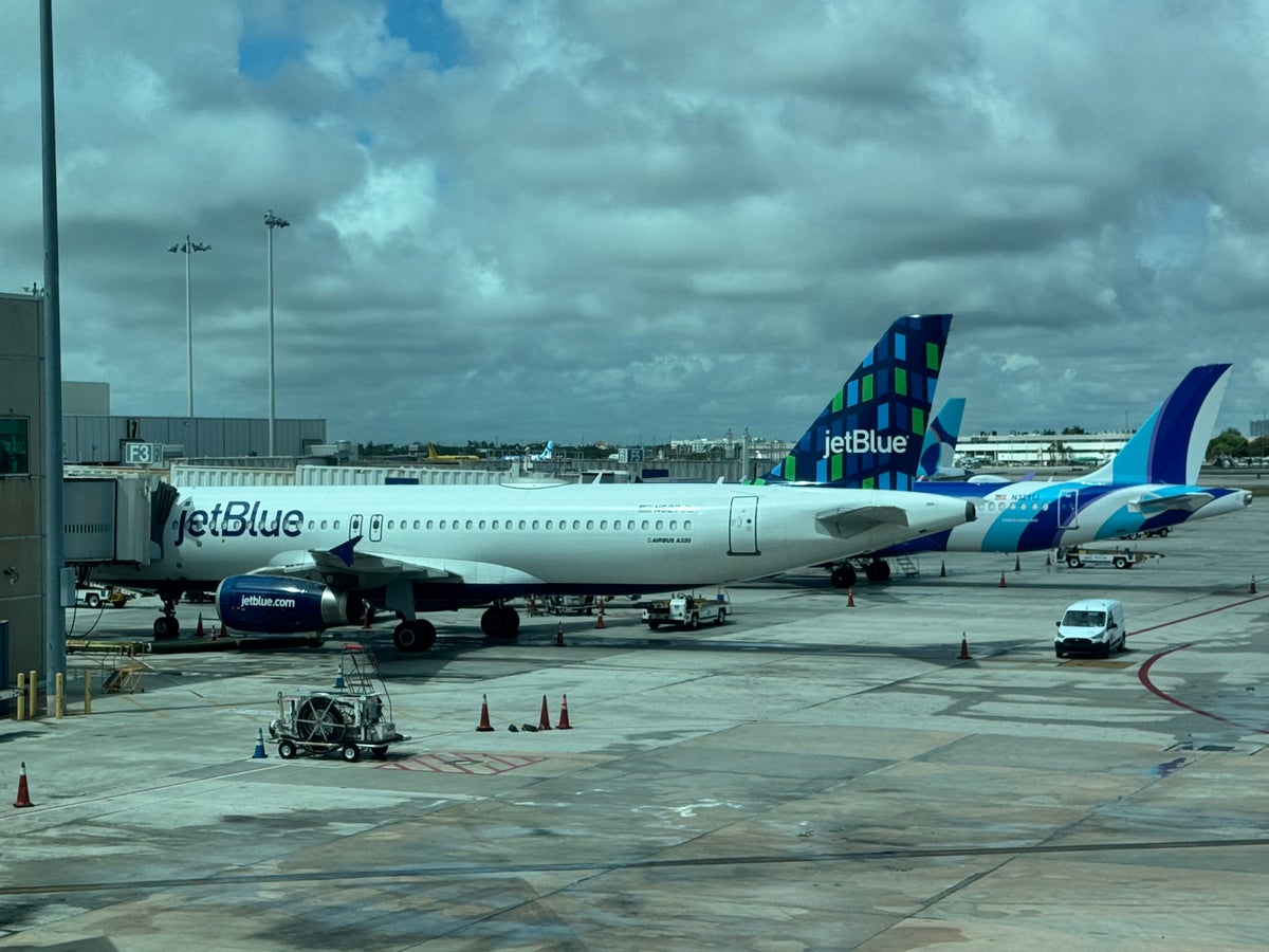 JetBlue plane tails at FLL gates