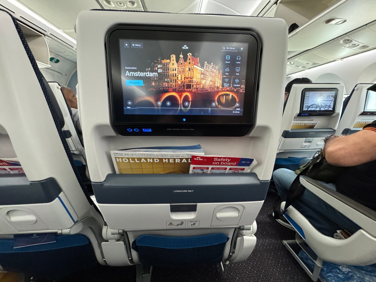 KLM 787 10 economy IAH AMS IFE