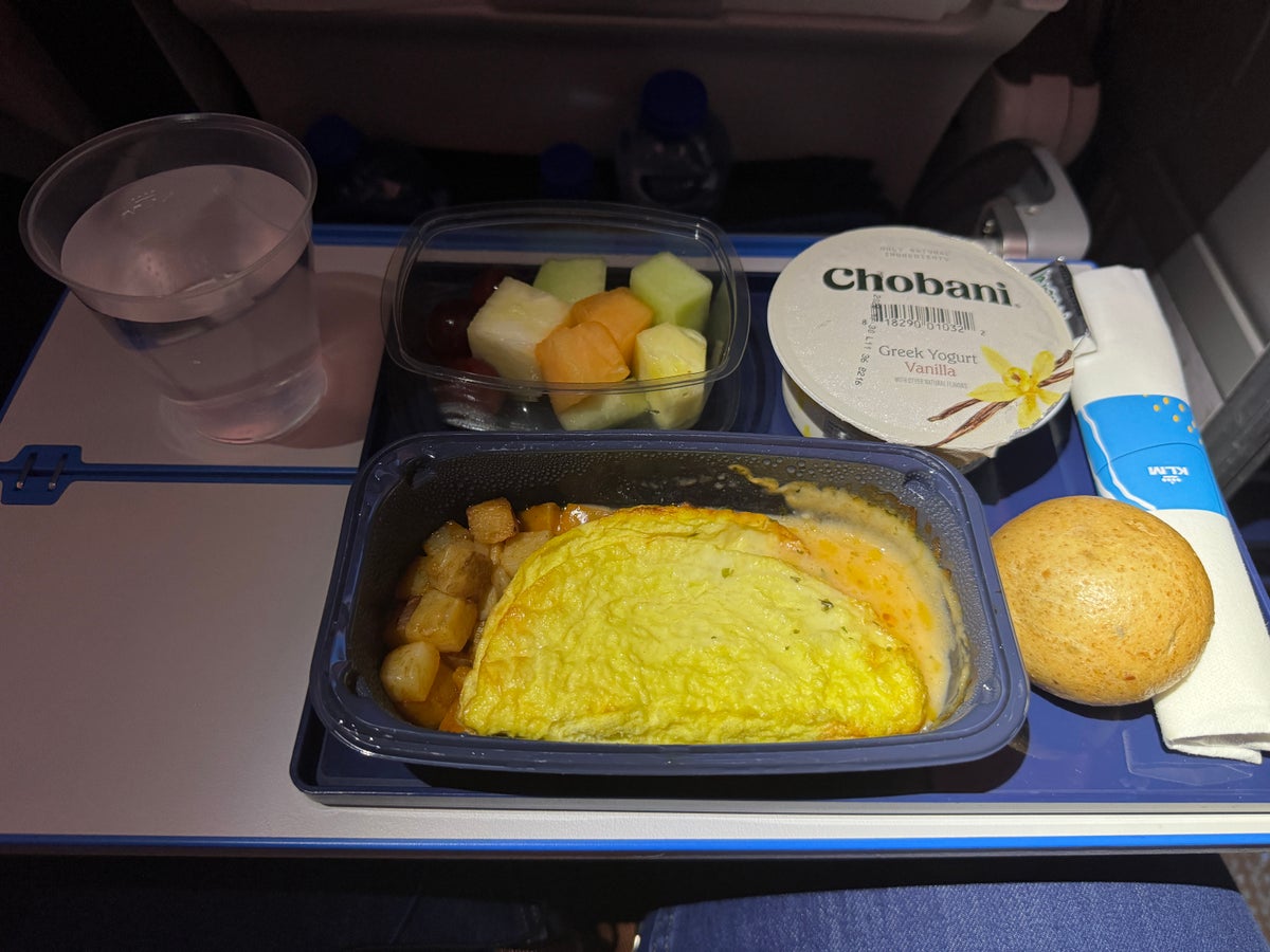KLM 787 10 economy IAH AMS breakfast KLM 787 10 economy IAH AMS breakfast