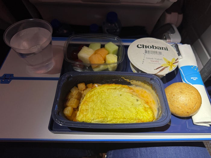 KLM 787 10 economy IAH AMS breakfast KLM 787 10 economy IAH AMS breakfast