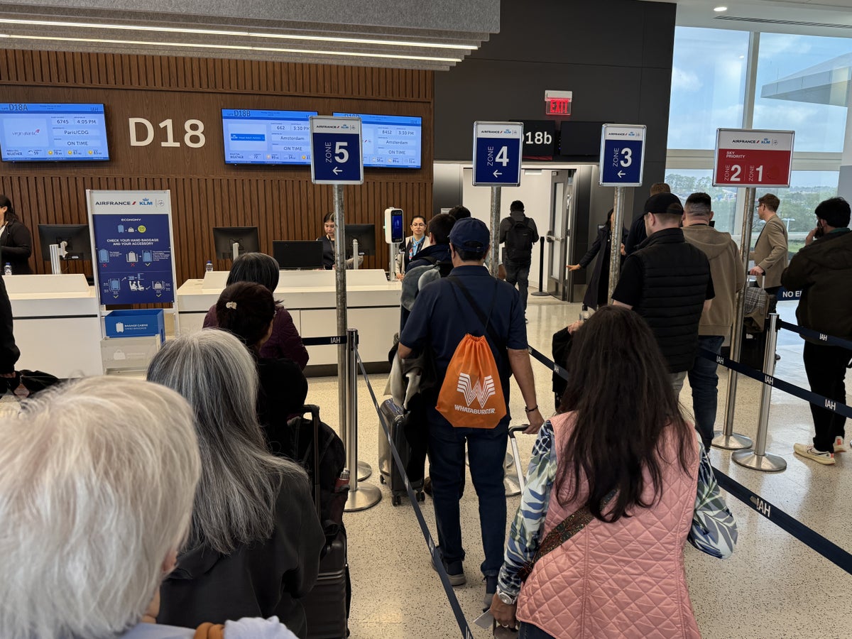 KLM 787 10 economy IAH AMS gate