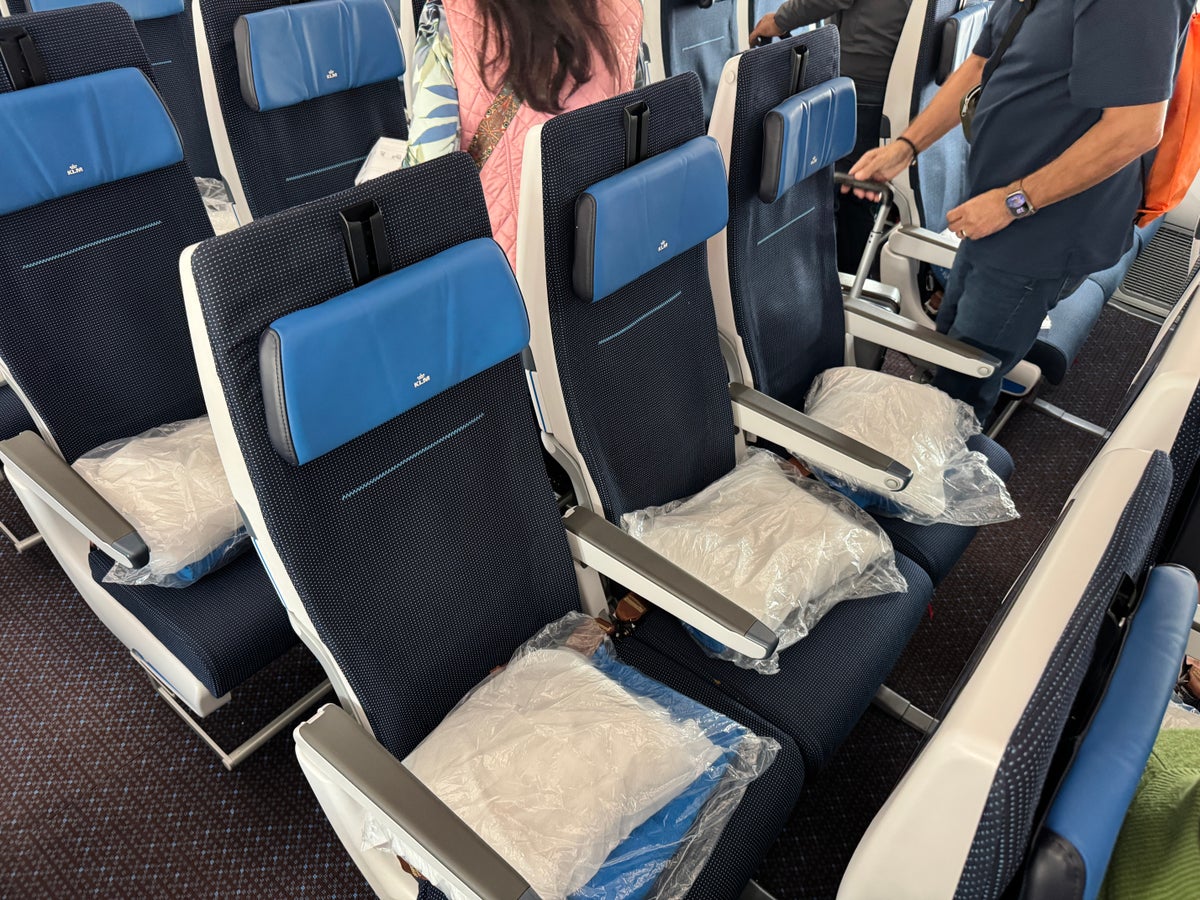 KLM 787 10 economy IAH AMS row 33 center