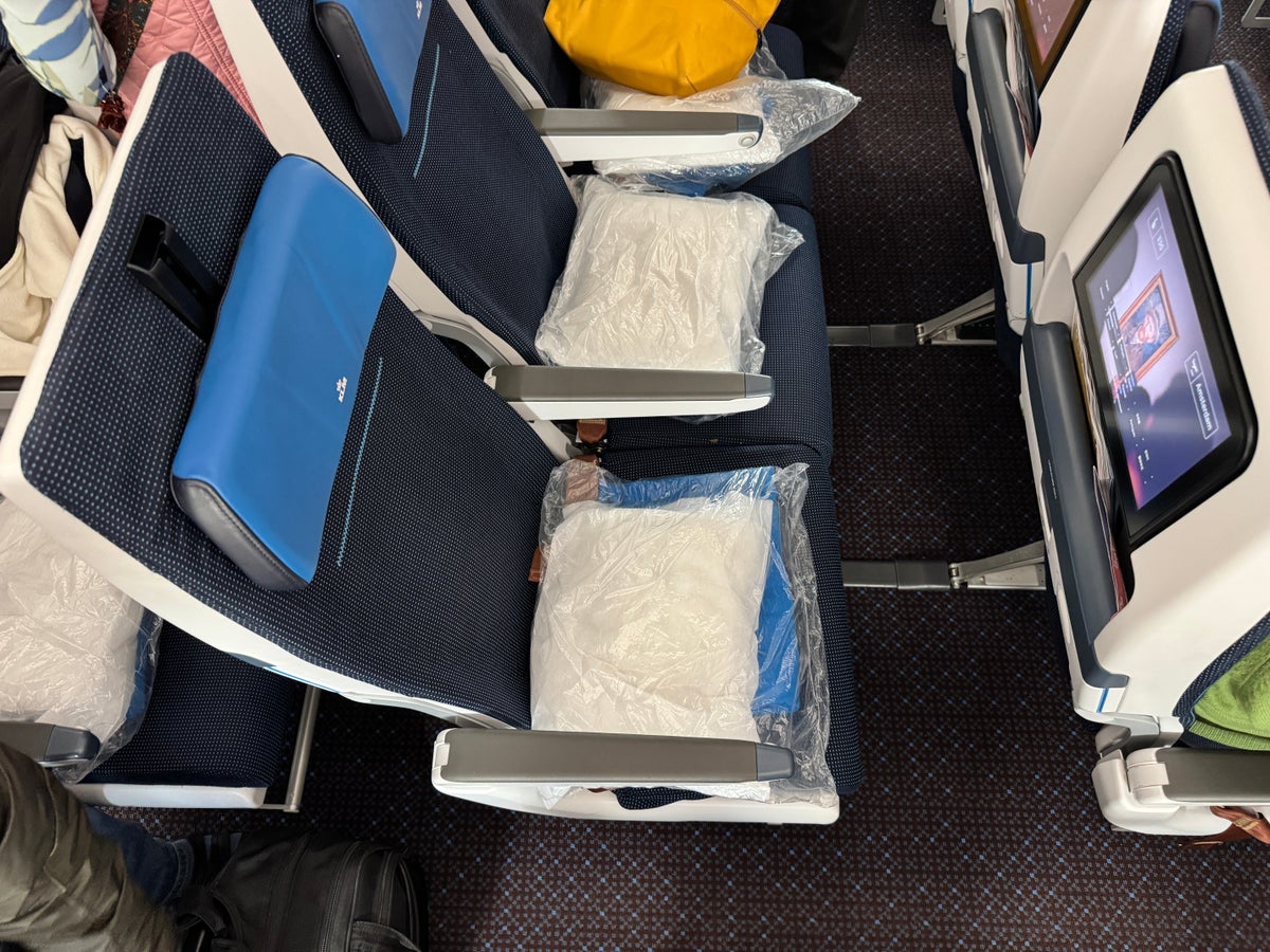 KLM 787 10 economy IAH AMS seat 33G