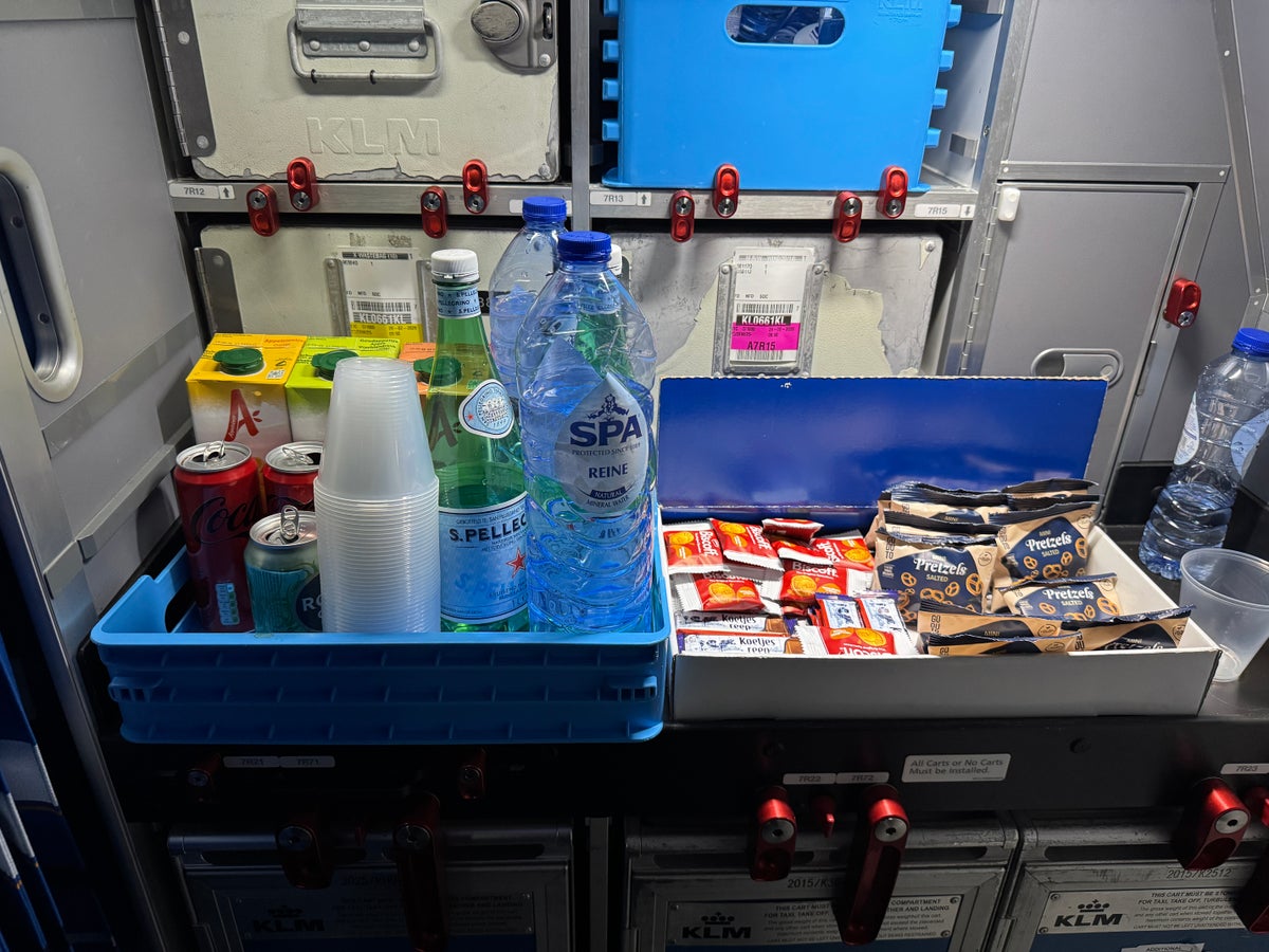 KLM 787 10 economy IAH AMS snack bar KLM 787 10 economy IAH AMS snack bar