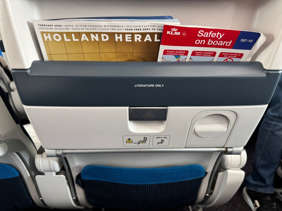 KLM 787 10 economy IAH AMS tray closed