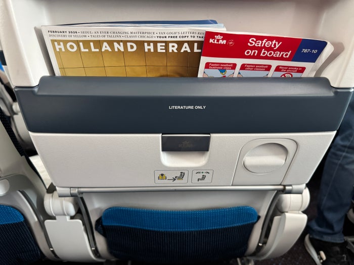KLM 787 10 economy IAH AMS tray closed