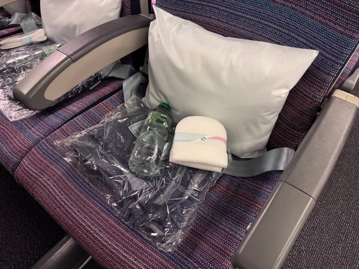 Korean Air B777 300 LHR ICN economy seat amenities