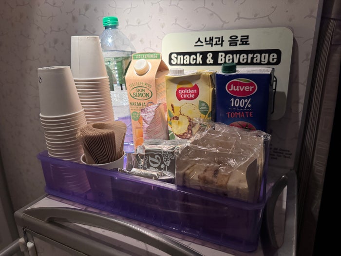 Korean Air B777 300 LHR ICN economy snack cart 1