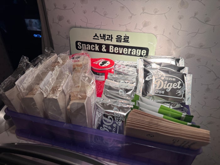 Korean Air B777 300 LHR ICN economy snack cart 2