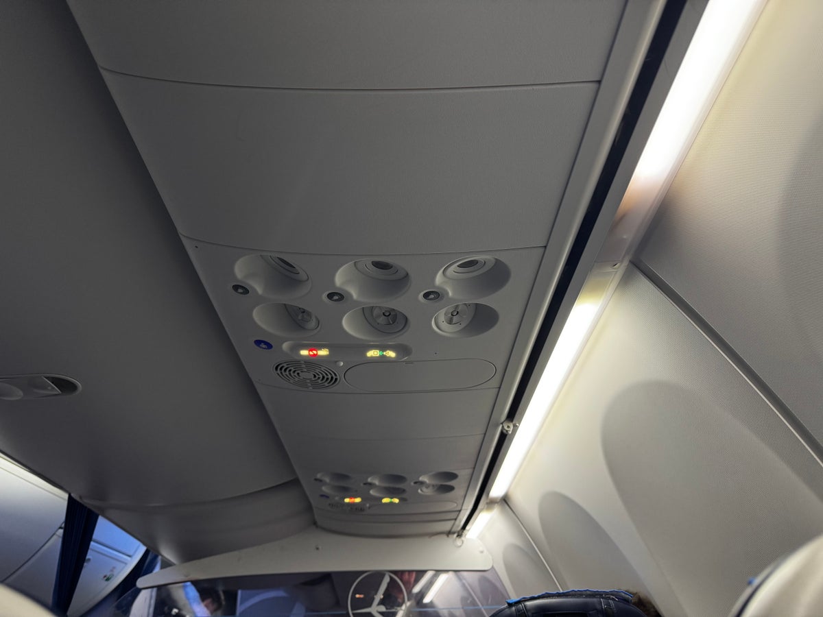 LOT Polish Boeing 737 MAX 8 overhead nozzles