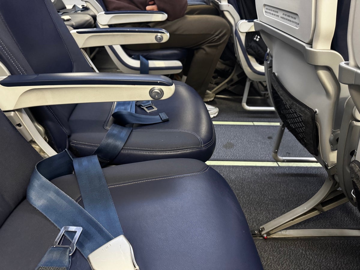 LOT Polish Boeing 737 MAX 8 seat pitch