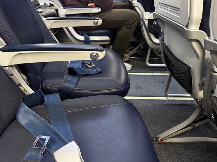 LOT Polish Boeing 737 MAX 8 seat pitch