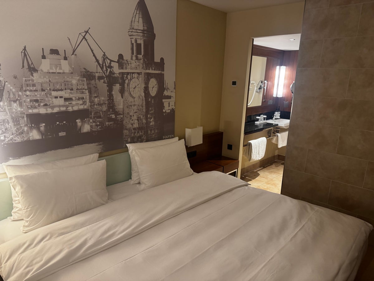 Lindner Hotel Hamburg Am Michel JdV Hyatt 1 King Bed Deluxe bath entry