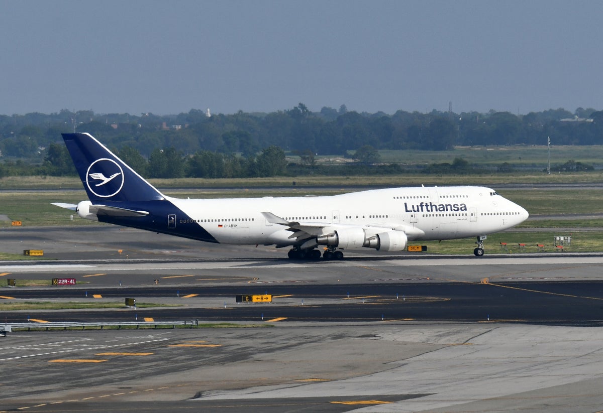 Lufthansa B747 400 Takeoff JFK 22R