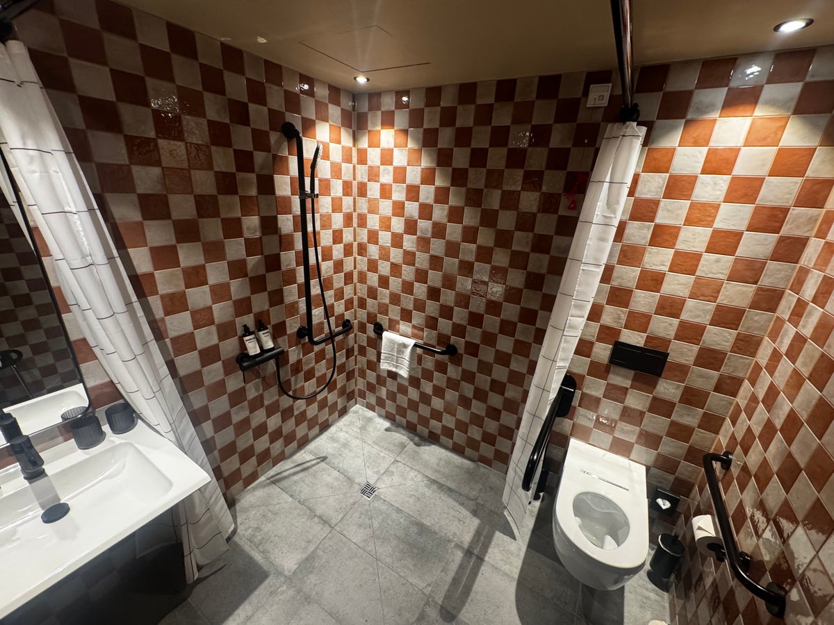 Me and All Hotel Berlin East Side bathroom