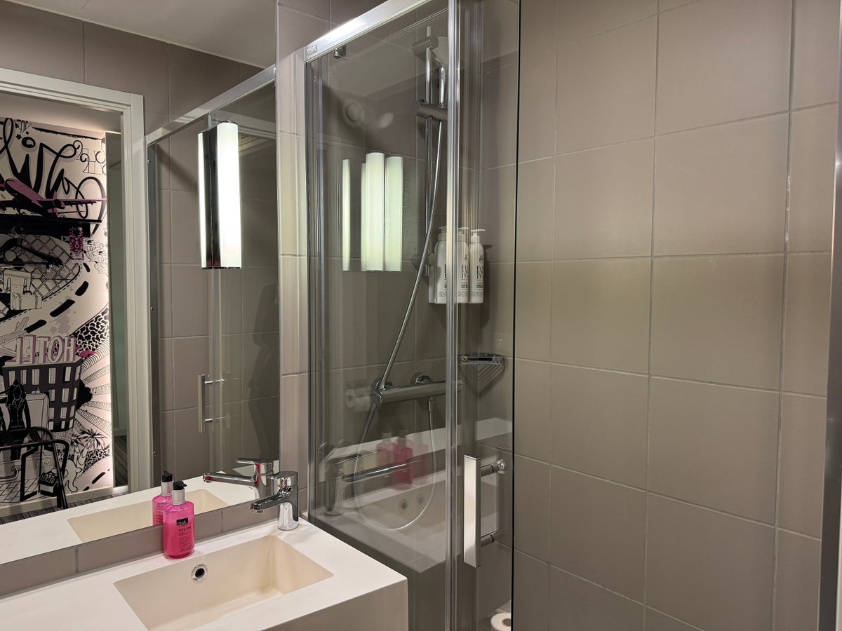 Moxy Paris Charles de Gaulle Airport shower