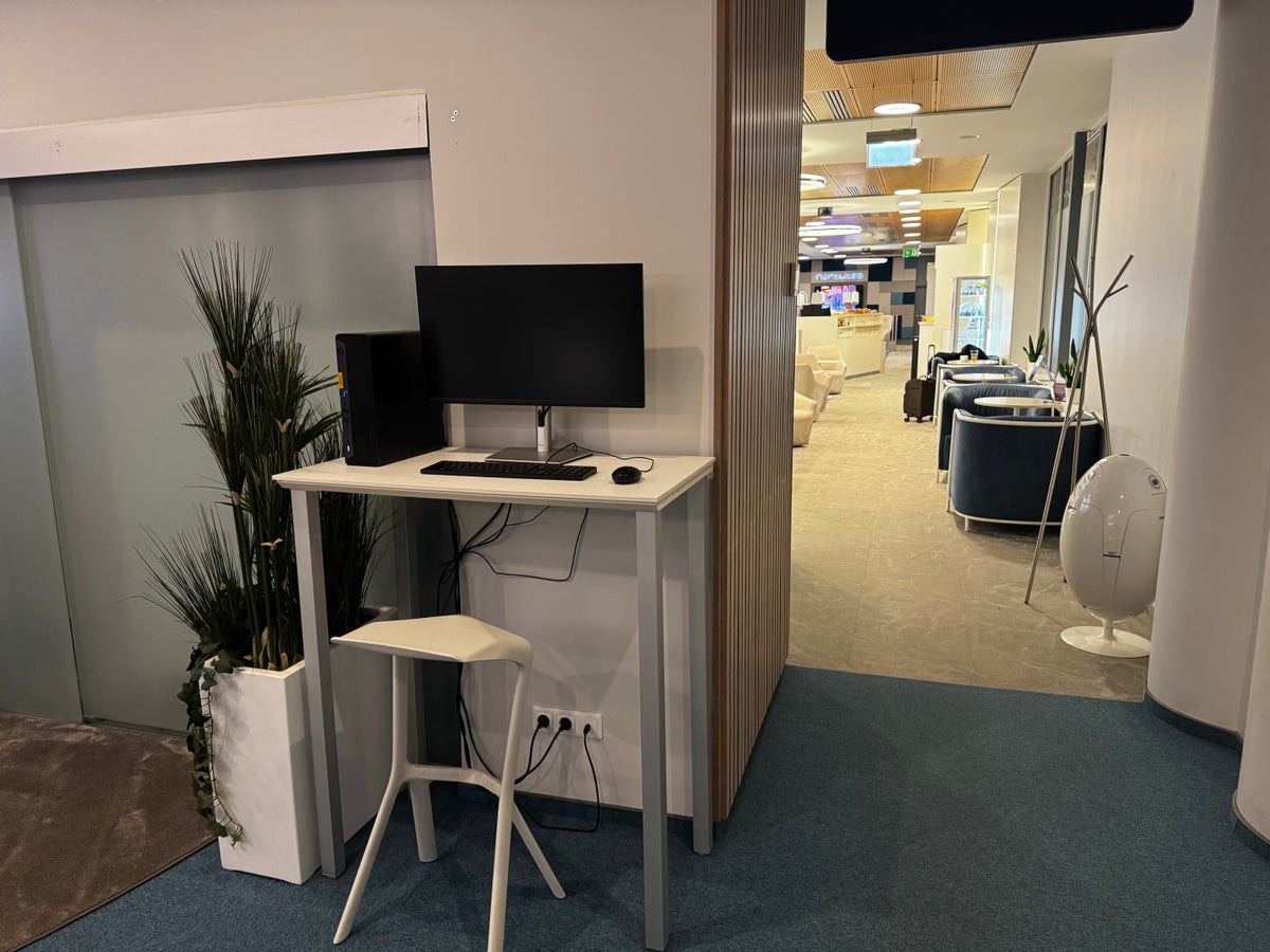 Narbutas Business Lounge Vilnius VNO computer