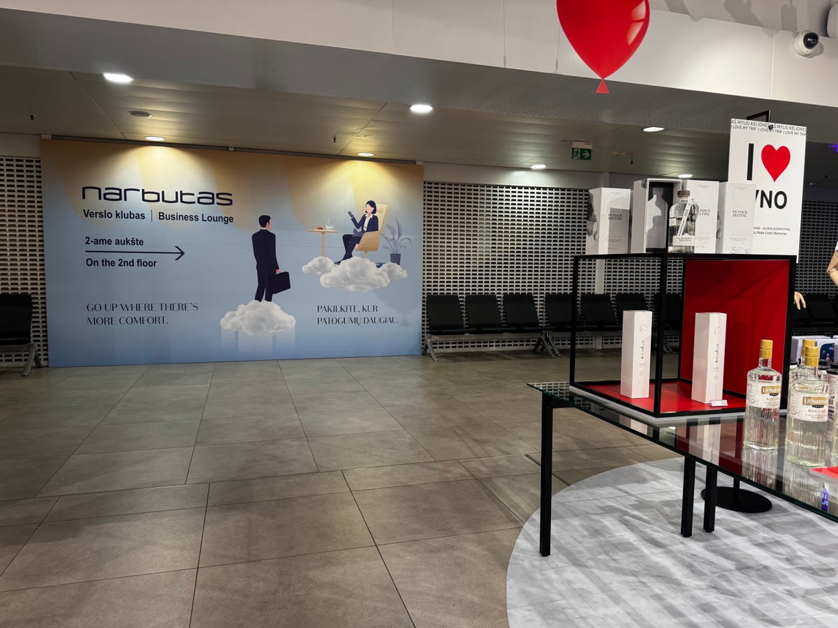 Narbutas Business Lounge Vilnius VNO directional sign