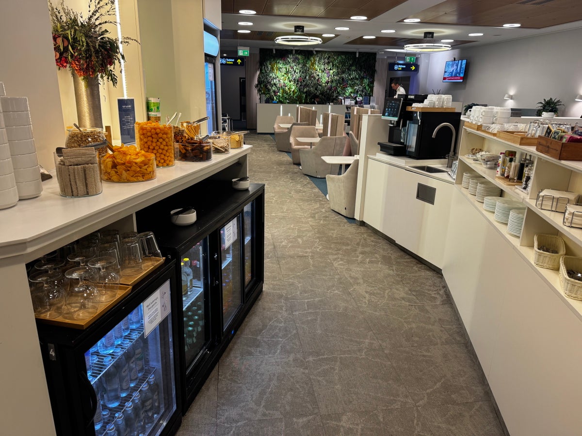 Narbutas Business Lounge Vilnius VNO food area