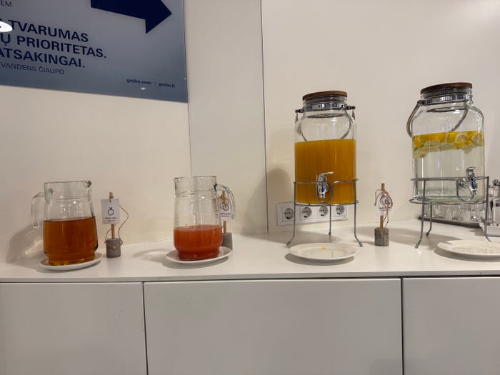 Narbutas Business Lounge Vilnius VNO juices