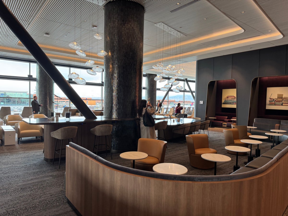 New Delta Sky Club SLC Desks New Delta Sky Club SLC Desks