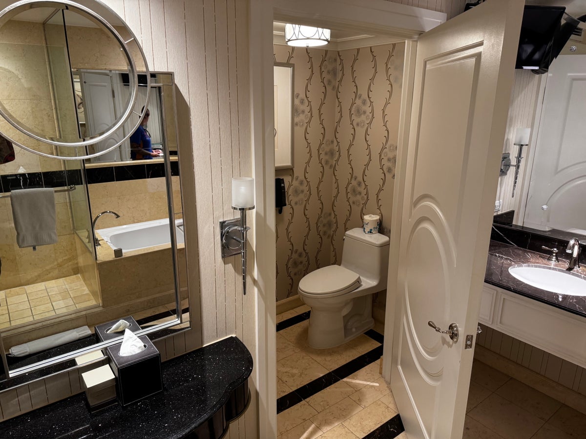 Palazzo Las Vegas Luxury King Suite bathroom