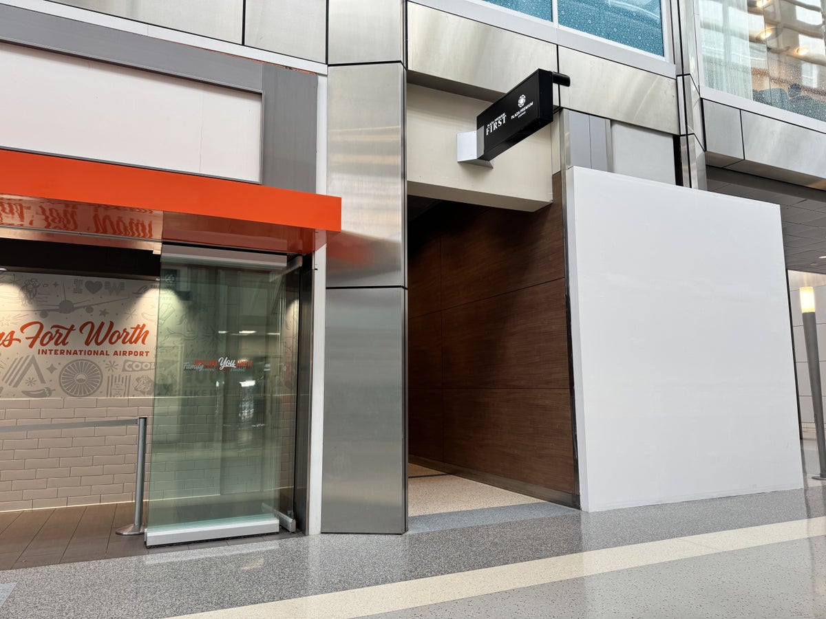 Plaza Premium First DFW Restaurant Entrance