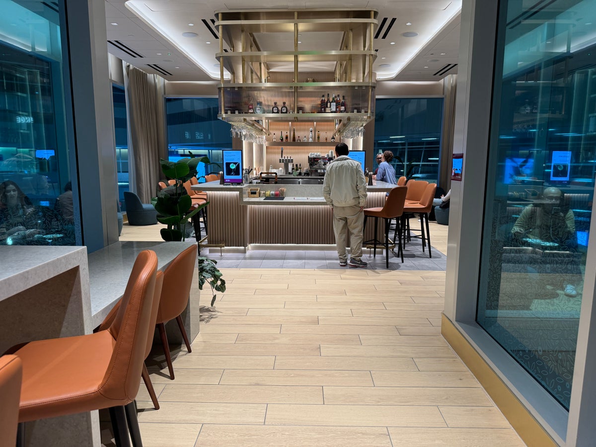 Plaza Premium Lounge DFW bar