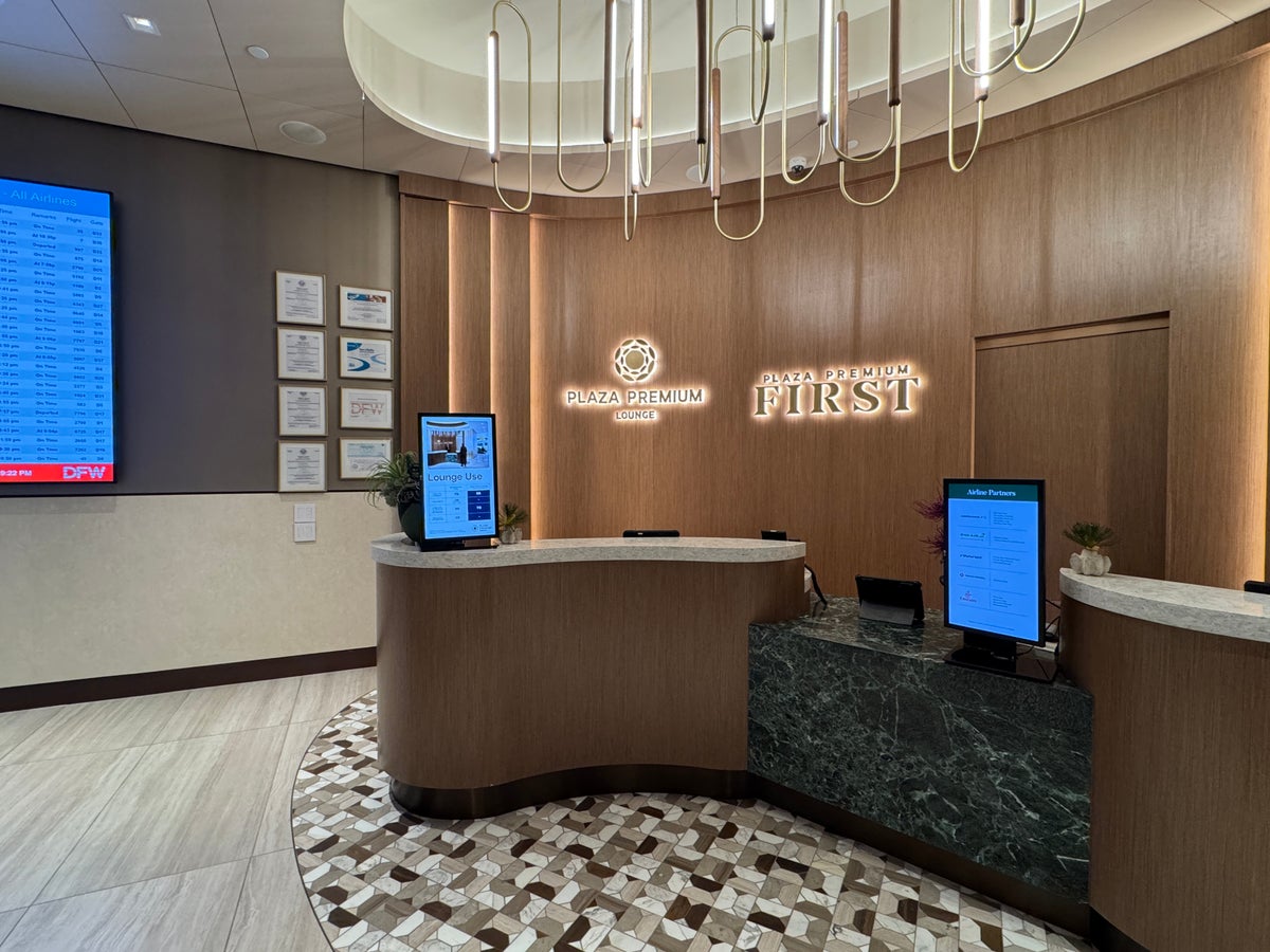 Plaza Premium Lounge DFW check in desk wide
