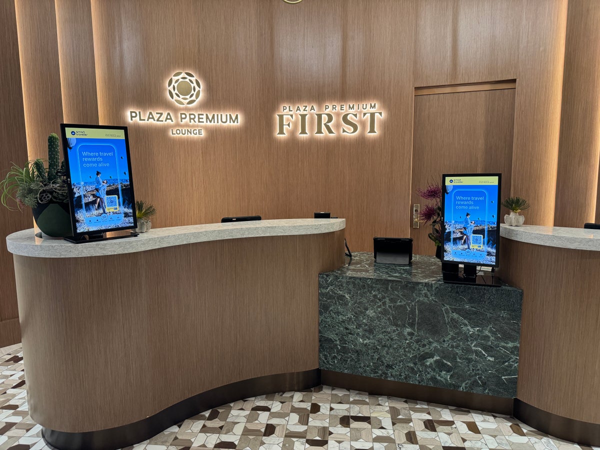Plaza Premium Lounge DFW check in desk