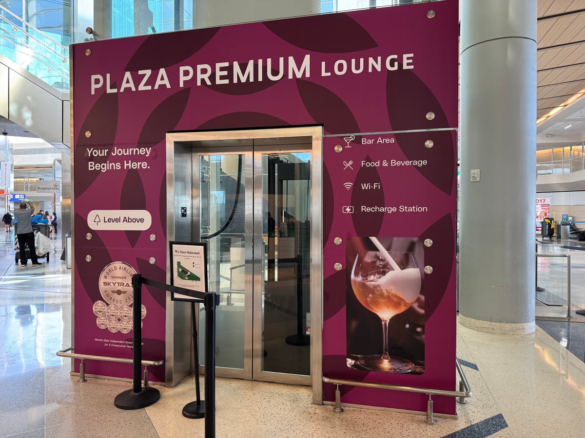 Plaza Premium Lounge DFW false entrance