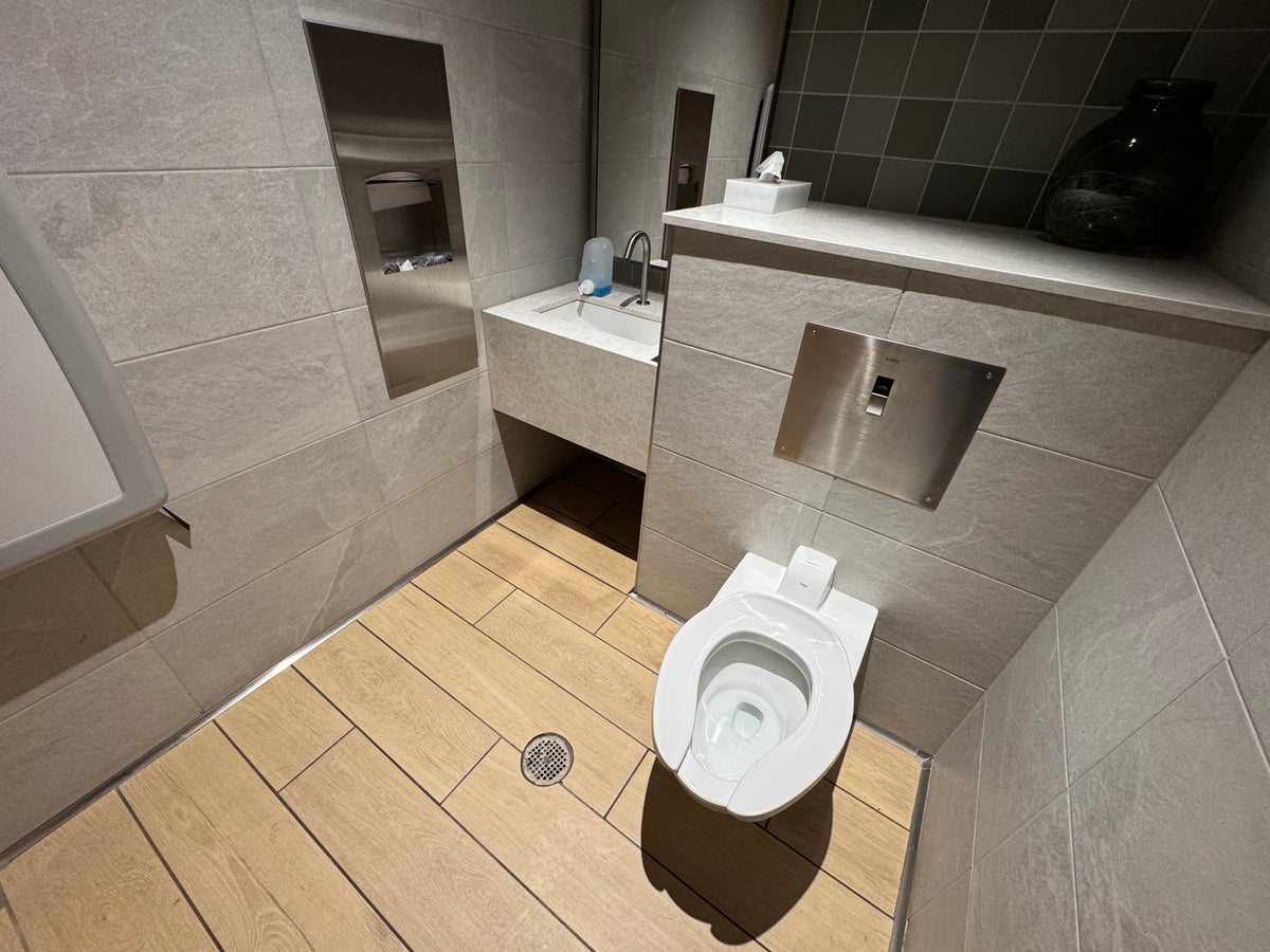 Plaza Premium Lounge DFW toilet interior