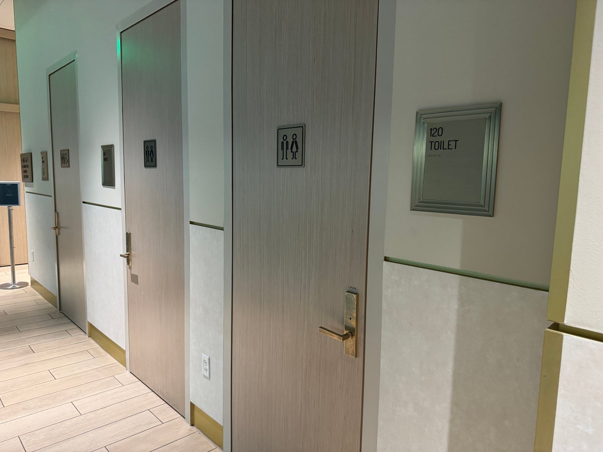 Plaza Premium Lounge DFW toilets