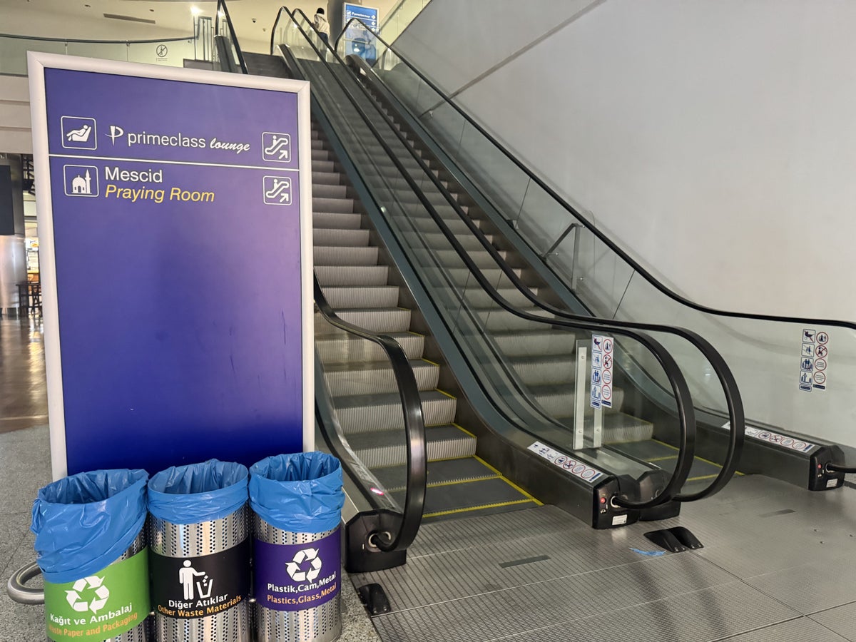 Primeclass Lounge Izmir Escalator Signage