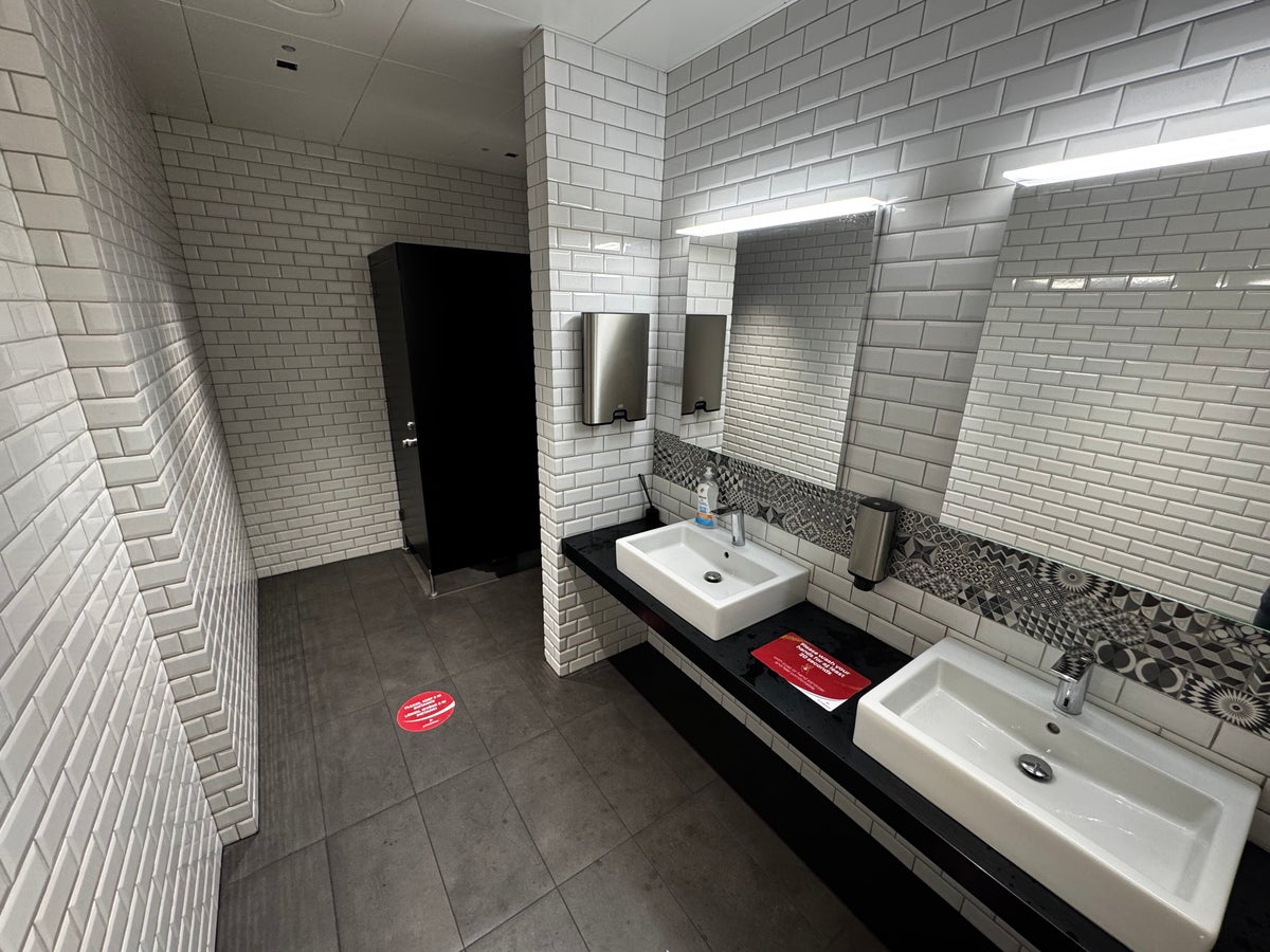 Primeclass Lounge Riga RIX bathroom