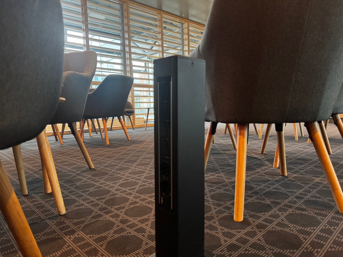 Primeclass Lounge Riga RIX charging station