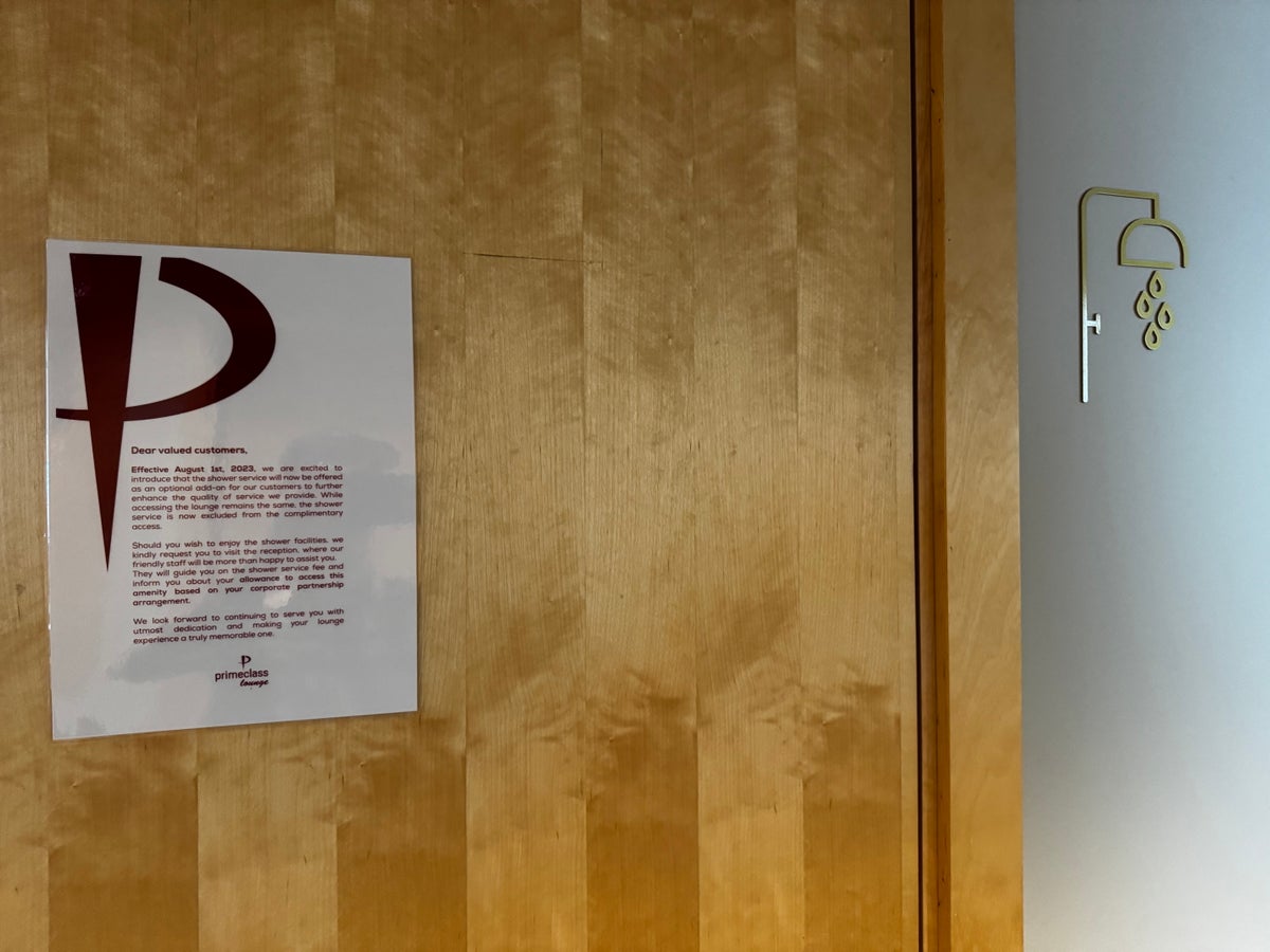 Primeclass Lounge Riga RIX shower entry