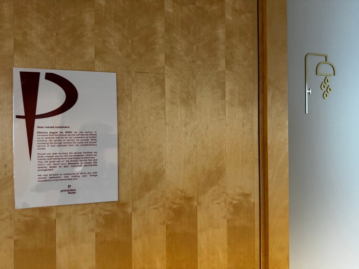 Primeclass Lounge Riga RIX shower entry