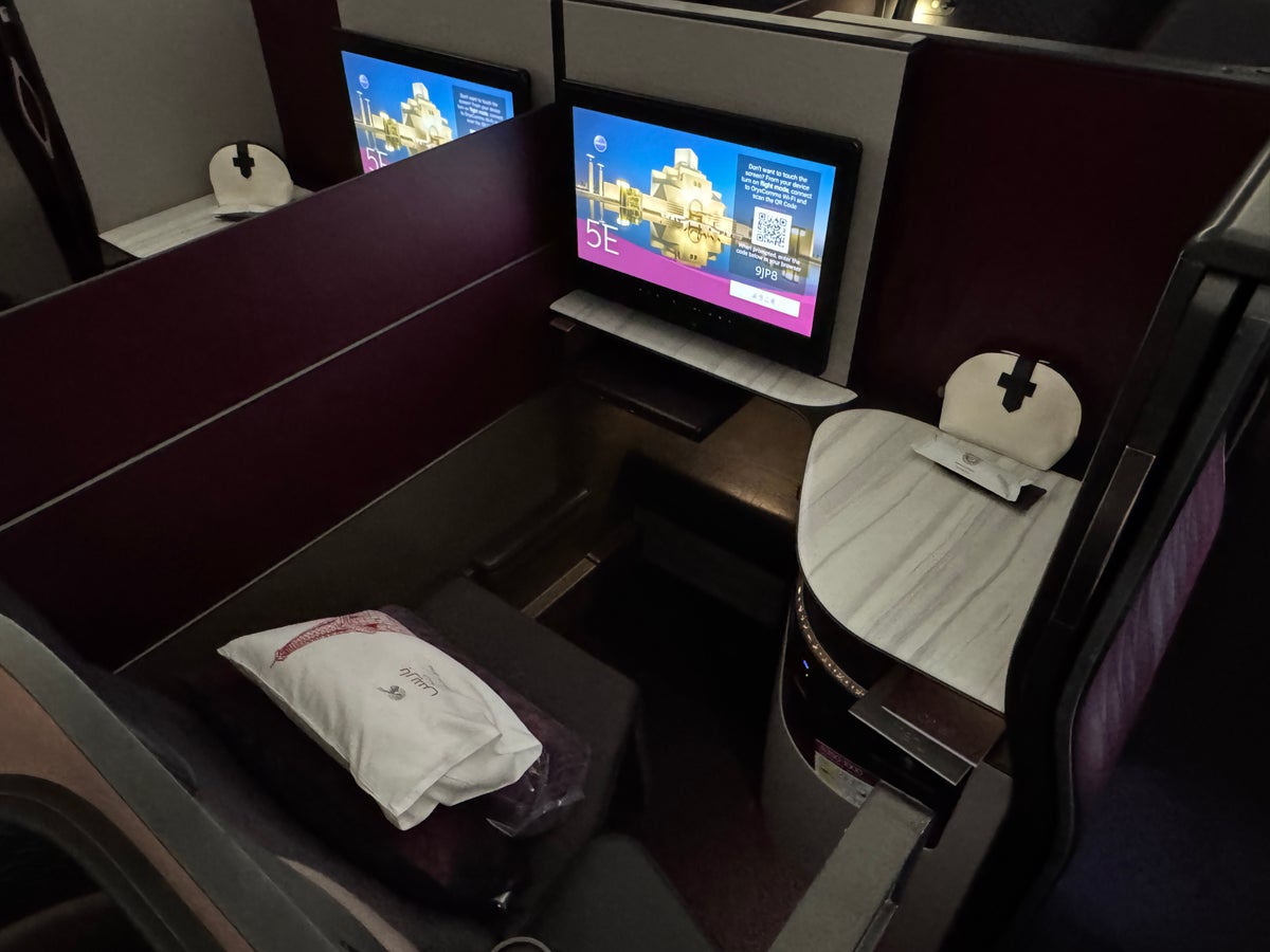 Qatar Airways Qsuite DOH IAH middle seat at boarding