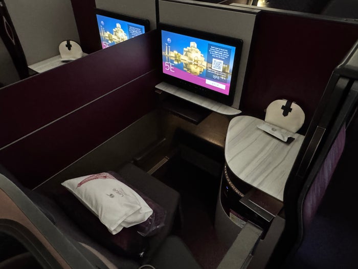 Qatar Qsuites Qatar Airways Qsuite DOH IAH middle seat at boarding