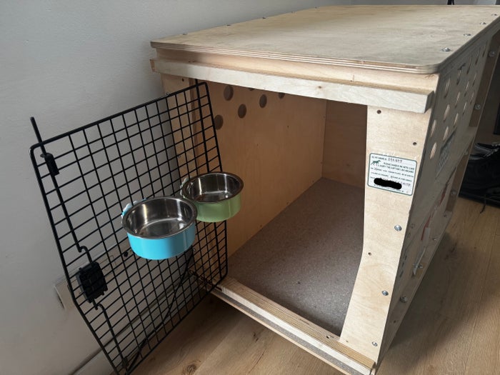 Reinforced animal shipping crate interior Reinforced animal shipping crate interior