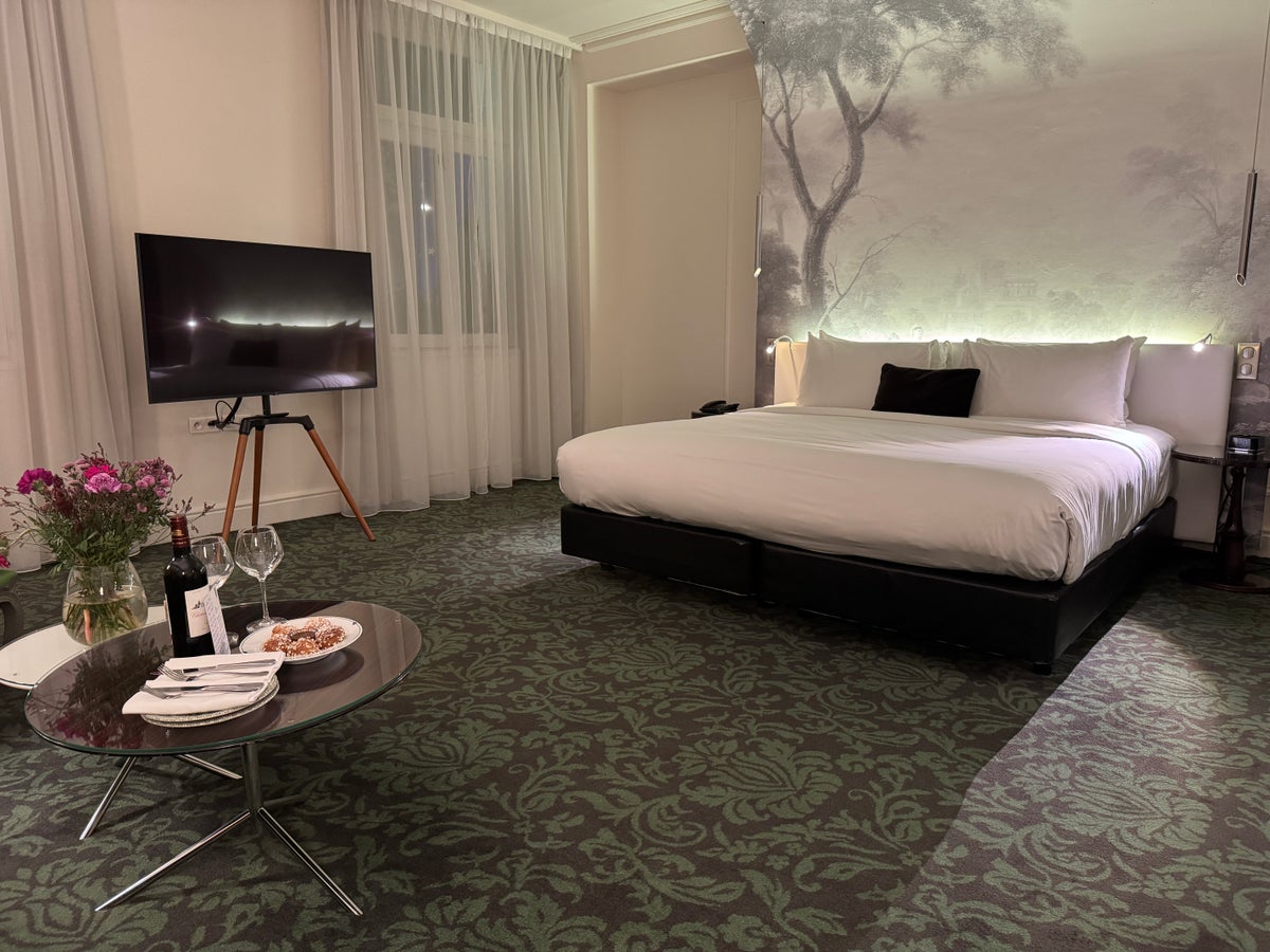 Renaissance Paris Nobel Tour Eiffel Hotel family suite bed tv