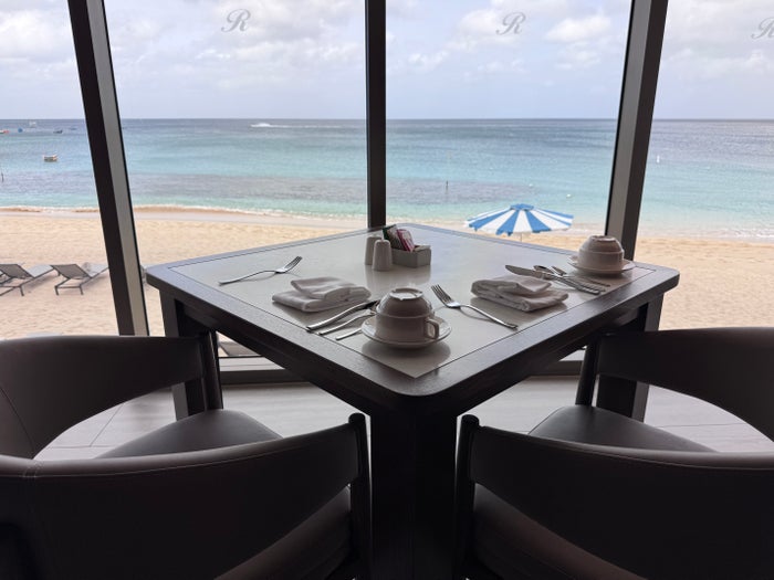 Royalton Vessence Barbados Essenza table view