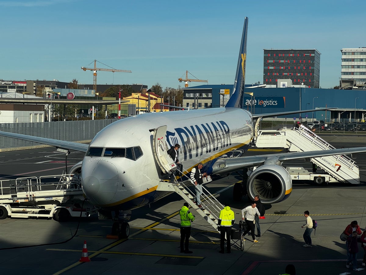 Ryanair Boeing 737 800 deplaining in Tallinn