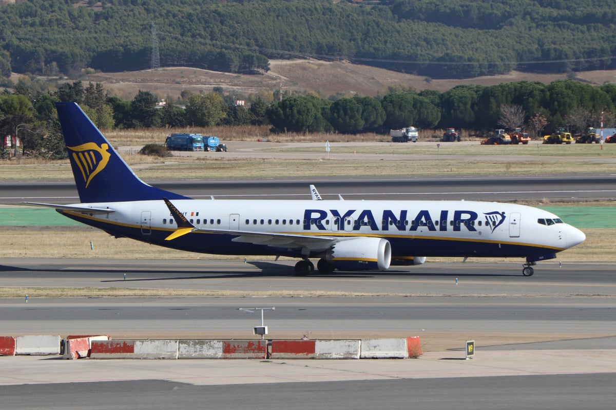 Ryanair Boeing 737 taxiing MAD